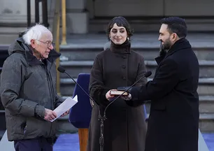 New York’ta tarihi yemin: Belediye başkanı Osmanlı’dan kalma Kur’an-ı Kerim’e el bastı