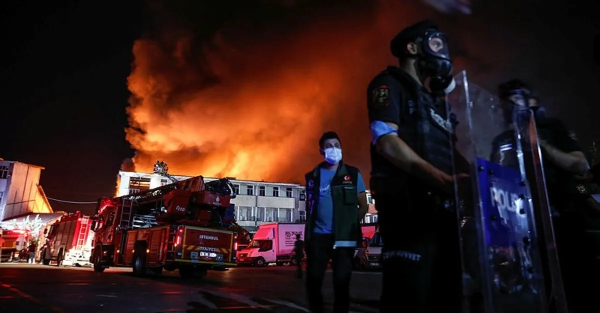 İstanbul'da korkutan yangın! Peş peşe patlama sesleri duyuldu | Olay yerine çevik kuvvet sevk edildi