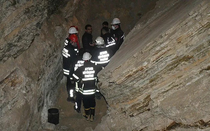 Aydın'da kanalizasyon borusu döşeyen işçi toprak altında kalıp öldü - 4