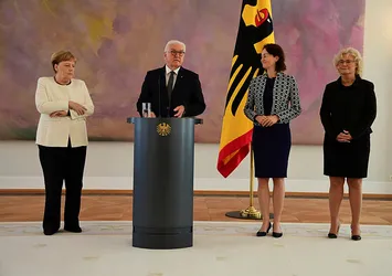 Almanya Başbakanı Merkel ikinci kez titreme nöbeti geçirdi