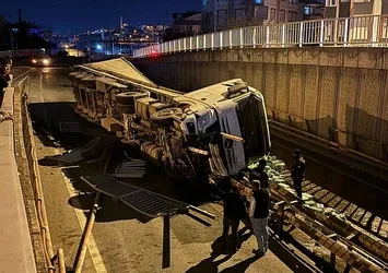 Kocaeli'de devrilen TIR ulaşımı aksattı