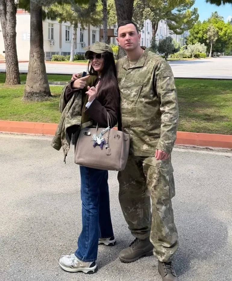 sibel-canin-gurur-gunu-emir-aksut-asker-ocaginda-1775892049103.jpeg Sibel Can’ın gurur günü: Emir Aksüt asker ocağında - 2