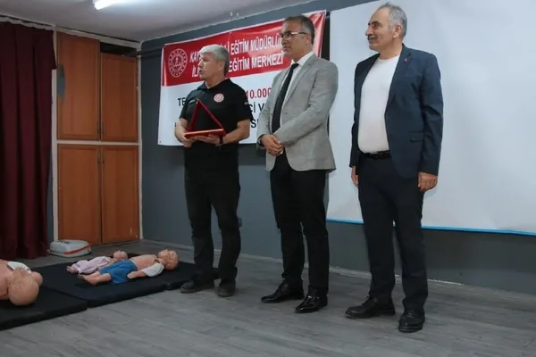kayseride-ogretmen-meslektasinin-hayatini-kurtardi-o-anlar-kamerada-1655212759541.jpg Kayseri’de öğretmen meslektaşının hayatını kurtardı! O anlar kamerada - 2