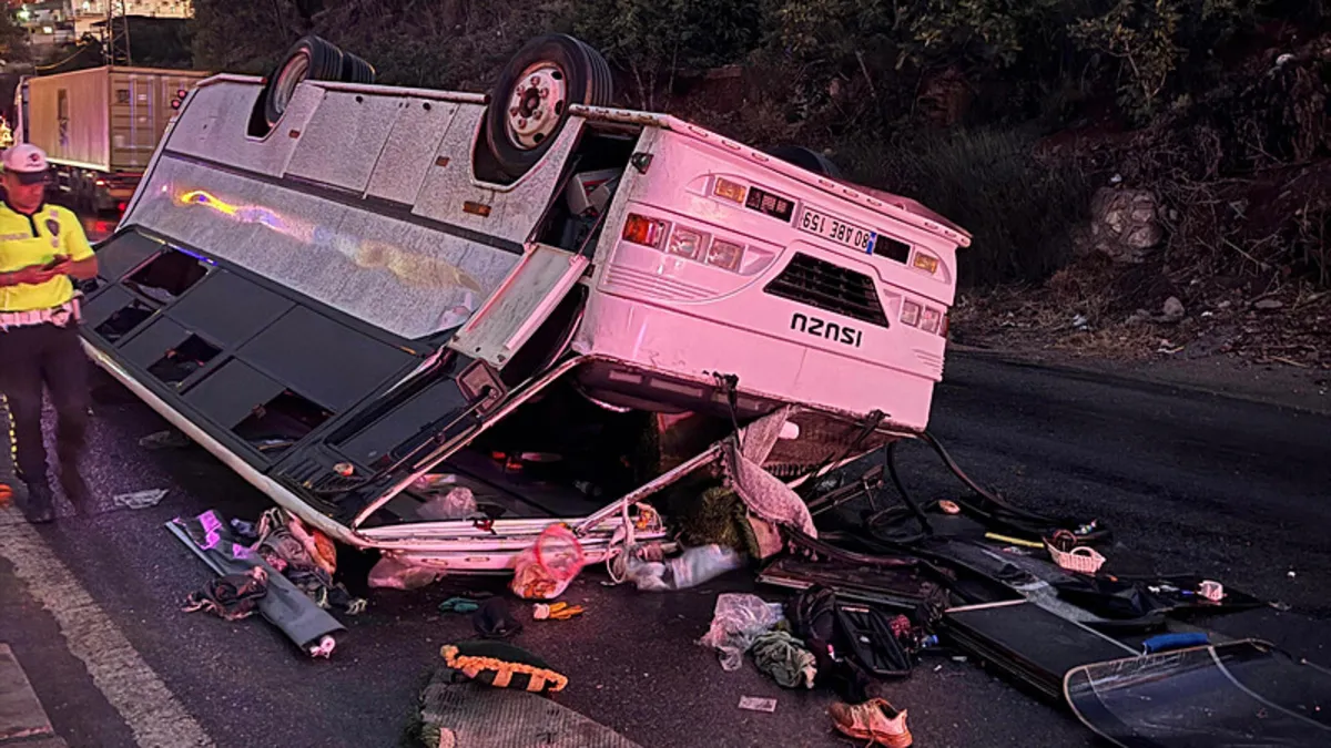 Hatay'da tarım işçilerini taşıyan midibüs devrildi: 25 yaralı