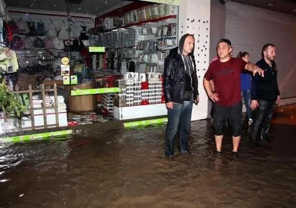 Zonguldak’ta yarım saatlik yağmur hayatı felç etti