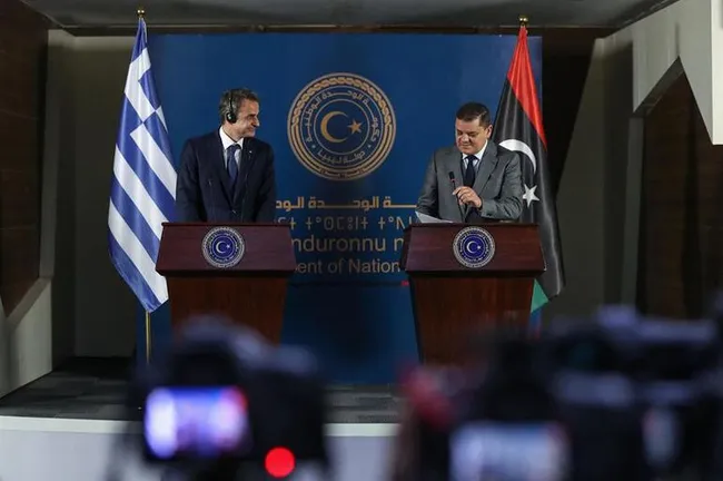 Kovduğu elçinin ayağına giden Yunanistan Başbakanı Miçotakis’in ilk sözü Türkiye oldu