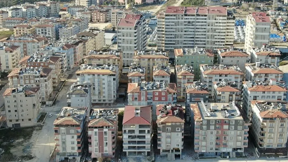 Türkiye Hatay'daki bu mahalleyi konuşuyor! Hiçbir bina yıkılmadı! O anlar drone kamerasında