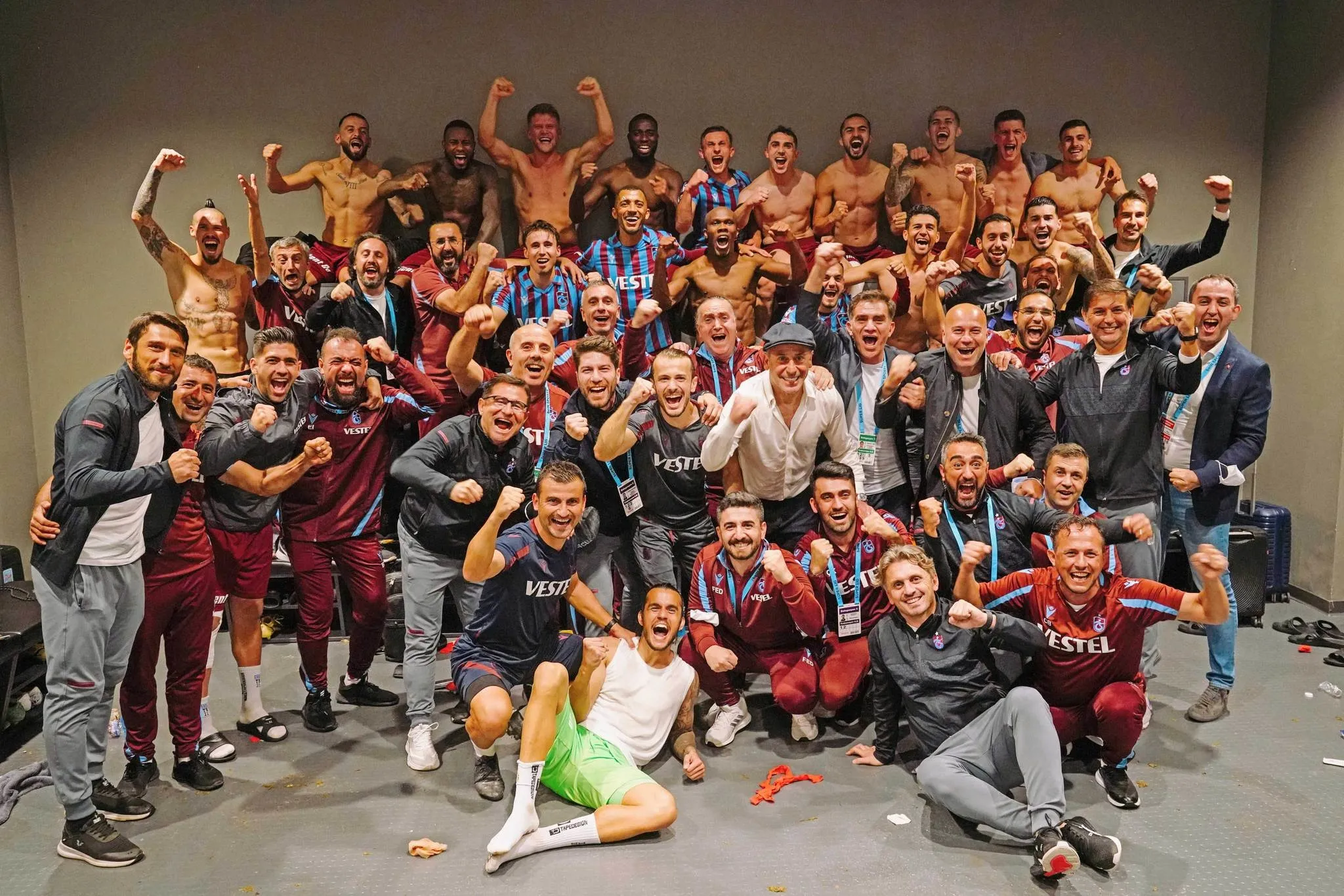 Trabzonspor'dan Beşiktaş galibiyeti pozu