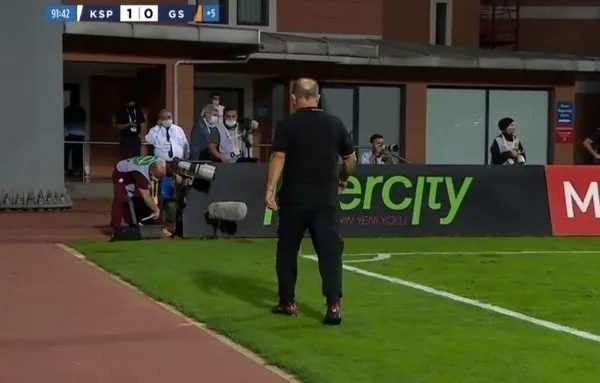 Fatih Terim maç sonunu beklemeden sahayı terk etti