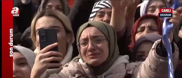 1710593121149.jpg Erzurum'da Başkan Erdoğan'ı gören genç gözyaşlarını tutamadı! Başkan Erdoğan: Ne olur ağlama! Bizi de ağlatacaksın - 5