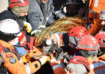 198 saat sonra enkazdan çıktılar! Bakın nasıl hayata tutunmuşlar