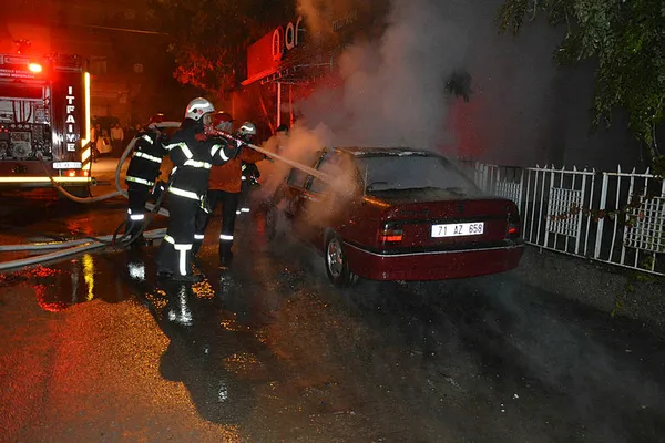 Kırıkkale'de park halindeki araç kül oldu - 1