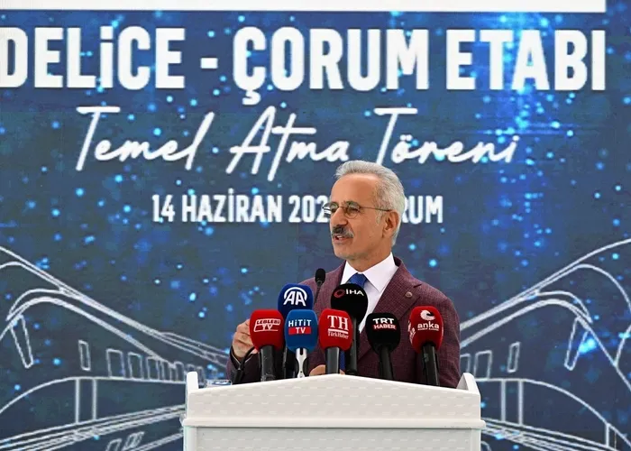 kuzey-anadoluya-hizli-tren-geliyor-ankara-samsun-arasi-25-saate-dusecek-1749895374205.jpeg Ulaştırma ve Altyapı Bakanı Abdulkadir Uraloğlu (AHABER)