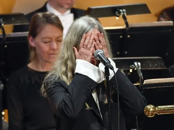 Nobel ödül töreninde Patti Smith şarkı sözlerini unuttu - 1