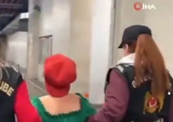 Beyoğlu'nda tepki çeken görüntüler! Tasma taktığı kadını sokakta gezdirdi