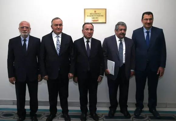 son-dakika-ak-parti-basortusuyle-ilgili-anayasa-degisikligi-icin-chp-iyi-parti-ve-hdp-ile-gorusecek-1667394690597.jpg