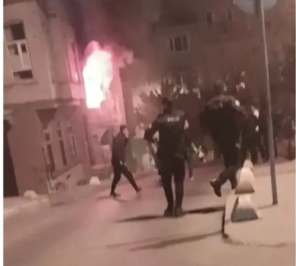 1677812705200.jpg Beyoğlu’nda korkutan yangın! Mahsur kalan 2 kişiyi itfaiye ekipleri kurtardı - 2