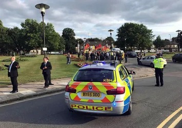 Londra'da PKK'lılar yol kesti