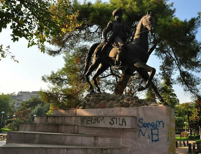 Manisa'da Fatih Sultan Mehmet heykeline büyük saygısızlık - 1