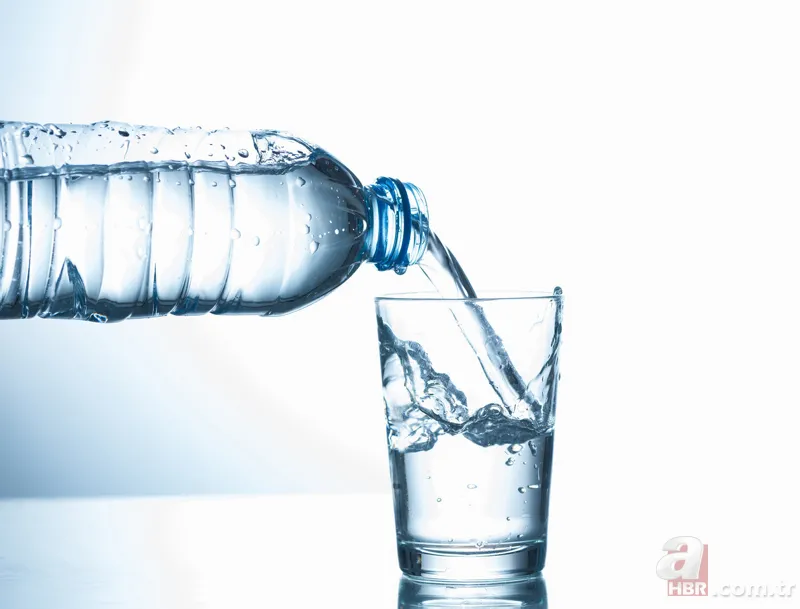 Su içerek zayıflamak mümkün mü? Günde kaç bardak su içmeli? Uzman isim uyardı: 8 bardağın altında içiyorsanız... 4