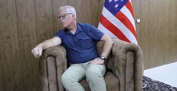 Sözde NATO müttefiki ABD terör örgütü PKK’ya desteğini sürdürüyor! Eski ABD Savunma Bakanı Miller PKK’lı terörist Mazlum ile yan yana poz kesti