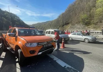 Tatil yolunda zincirleme kaza: 3 yaralı
