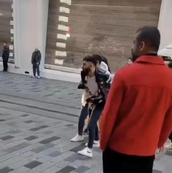 istiklal-caddesinde-laf-attin-kavgasi-o-anlar-kamerada-1671091023611.jpg