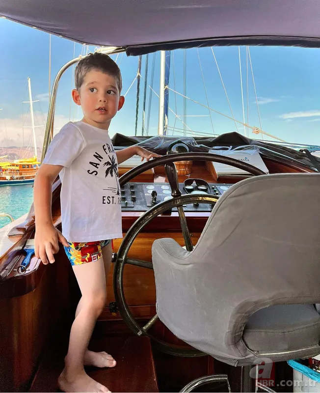 Burak Özçivit'in 3.5 aylık hamile eşi Fahriye Evcen'den hayran bırakan şezlong pozu! Minik Karan'la koronavirüse yakalanmıştı 15