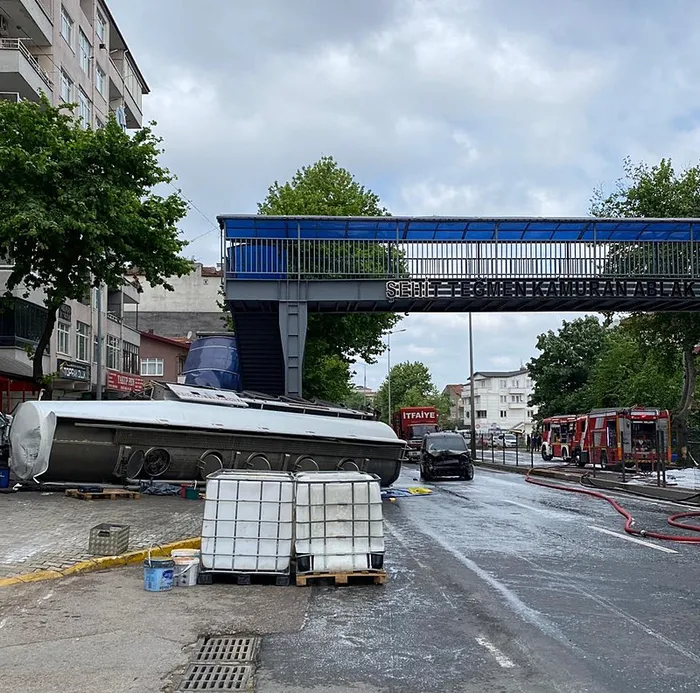 benzin-yuklu-tanker-kaza-yapti-alarm-verildi-d-130-trafige-kapatildi-bolgedeki-evler-tahliye-edildi-1714225314364.jpg