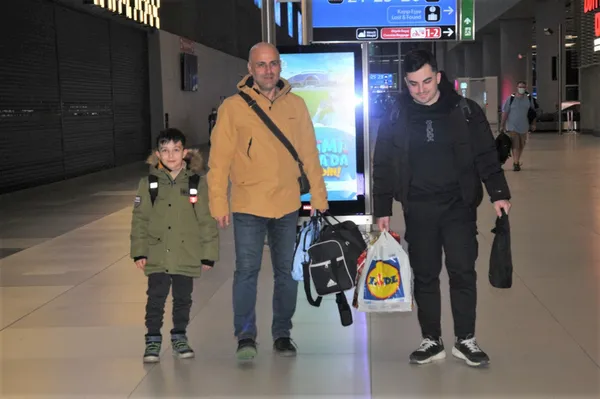 1646104619048.jpg Ukrayna'dan tahliye edilen Türk vatandaşları Romanya'dan uçakla İstanbul'a getirildi - 2