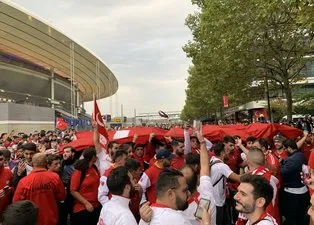 Fransa - Türkiye maçı öncesi Türk taraftarlar Paris'i inletti