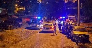 Eşini boğazını keserek katletti