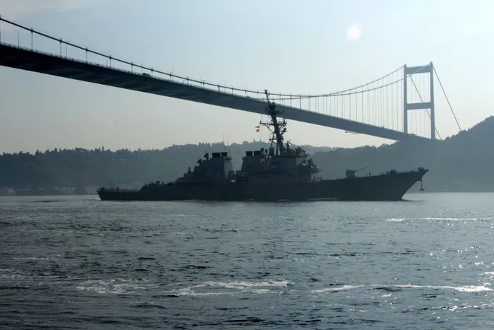 Son dakika: ABD savaş gemisi İstanbul Boğazı'ndan geçti! Ağır silahlarla nöbet tutan askerler dikkat çekti. - 4