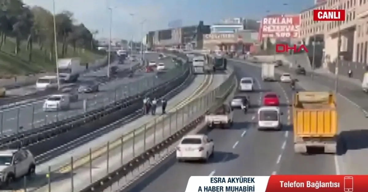 Sefaköy'de metrobüs kazası! Ulaşımda aksama