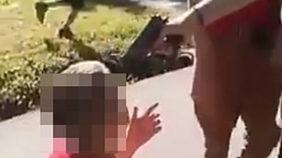 Sokak ortasında başına silah dayadılar!