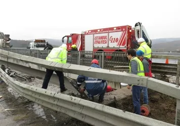 İstanbul'da beton mikseri viyadükten uçtu