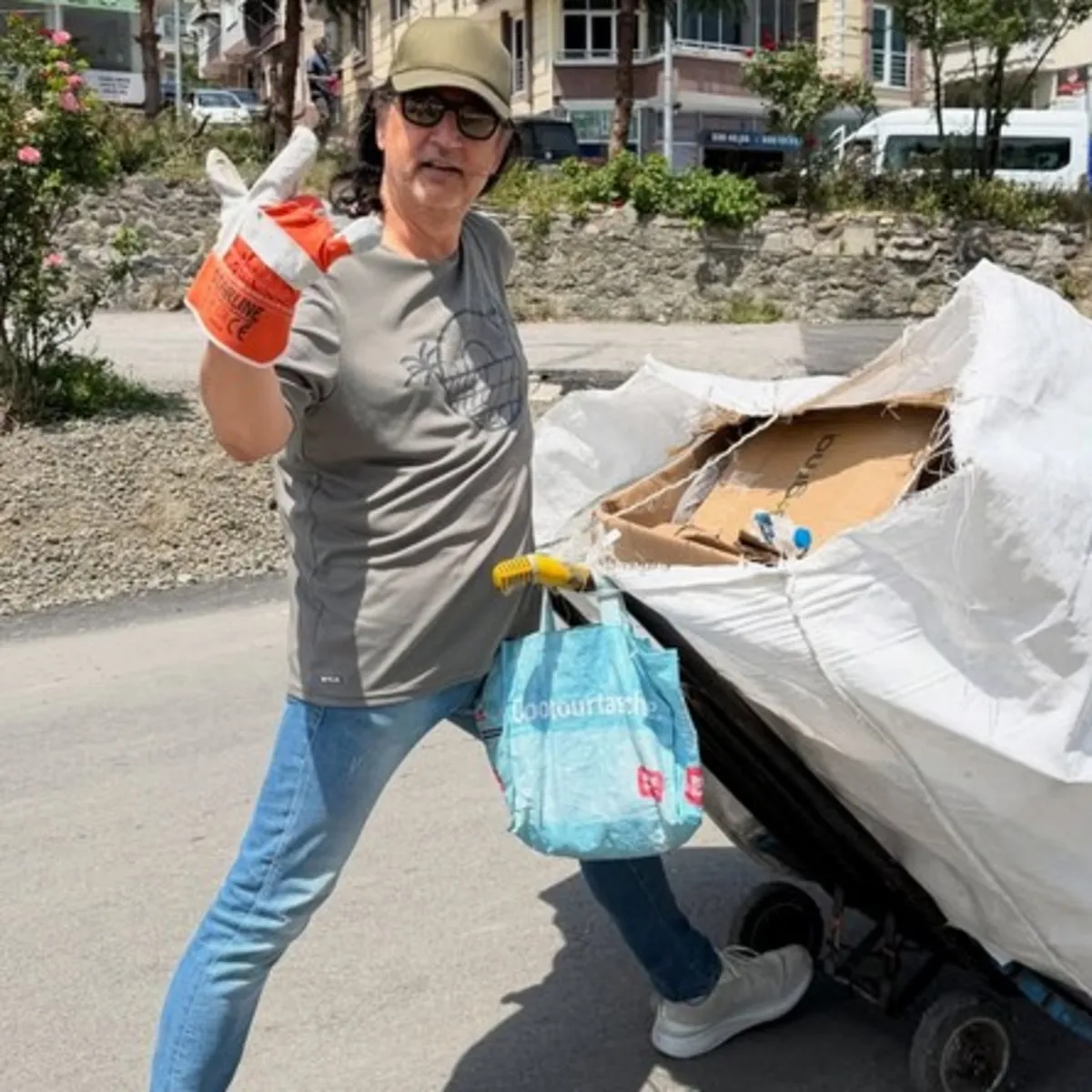 Çelik Samsun'da çöp topladı! Eleştirilere sert yanıt: "Anlam
