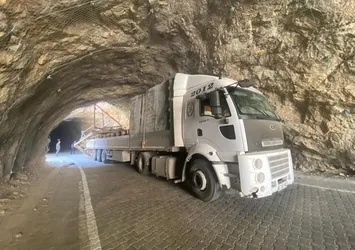 Tarihi Taş Yolu'na tır sıkıştı! Bölgede ulaşım durdu