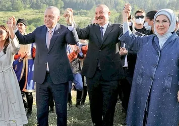 Diyanet İşleri Başkanı Ali Erbaş tarihi Karabağ Zaferi'nin simgesi Şuşa'da şehitler için dua etti! Bir zamanlar Paşinyan dans etmişti