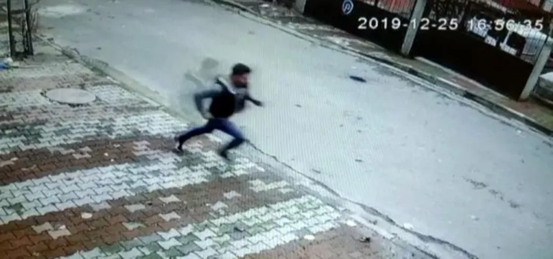 İstanbul’da şoke eden olay! Kadını yerde sürükleyip telefonunu çalan kapkaççının kaçma anı kamerada