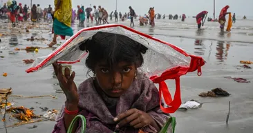 Magh Mela Festivali koronaya rağmen iptal edilmedi! Binlerce Hindü Ganj Nehri’ne girdi
