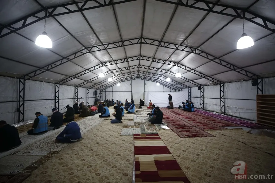 Tüm Türkiye depremde vefat edenler için ellerini semaya kaldırdı 25