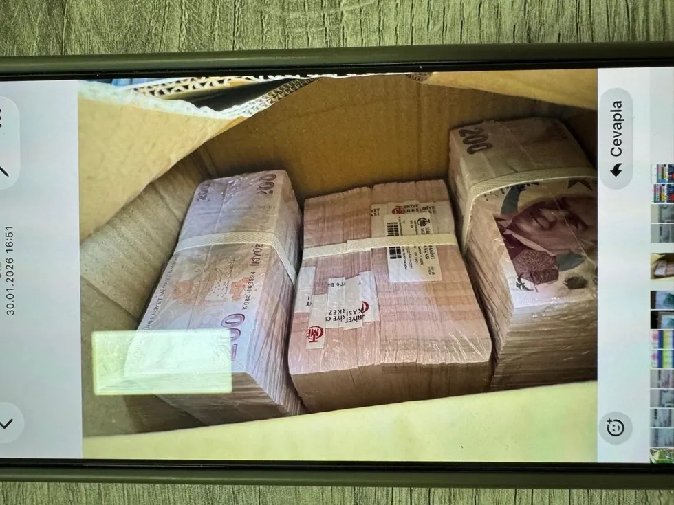 CHP'li Silifke Belediyesi'nde sahte kaşeli vurgun! Kutulardan deste deste dolar ve TL çıktı | Makam aracında taşımışlar - 1