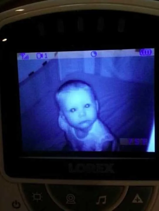 Uykudan uyanan anne ve baba hemen odaya koştu! Bebek kamerasındaki görüntü kan dondurdu