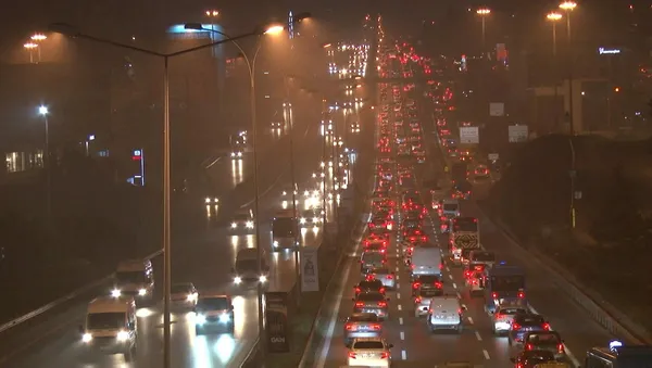 İstanbul'da trafik kilitlendi! Toplu taşıma yine yolda bıraktı - 2