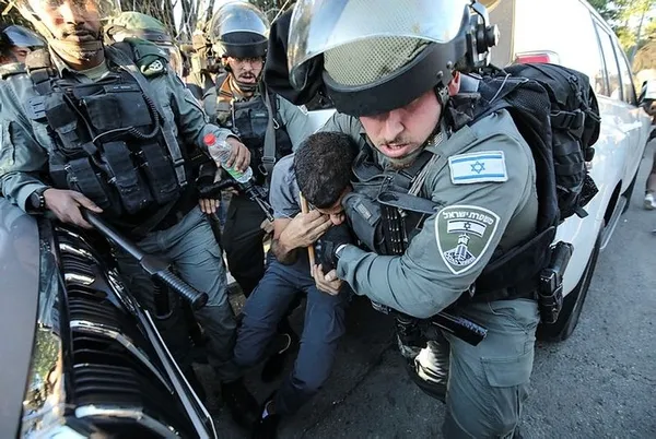 1621108260925.jpg Katil İsrail'in barbar polisleri! Kadınları darp ettiler - 5