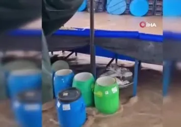 Semt pazarı içerisindeki yol çöktü