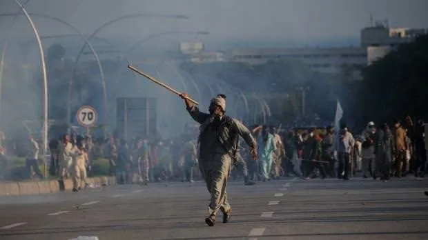 Pakistan’da göstericiler polisi linç etti