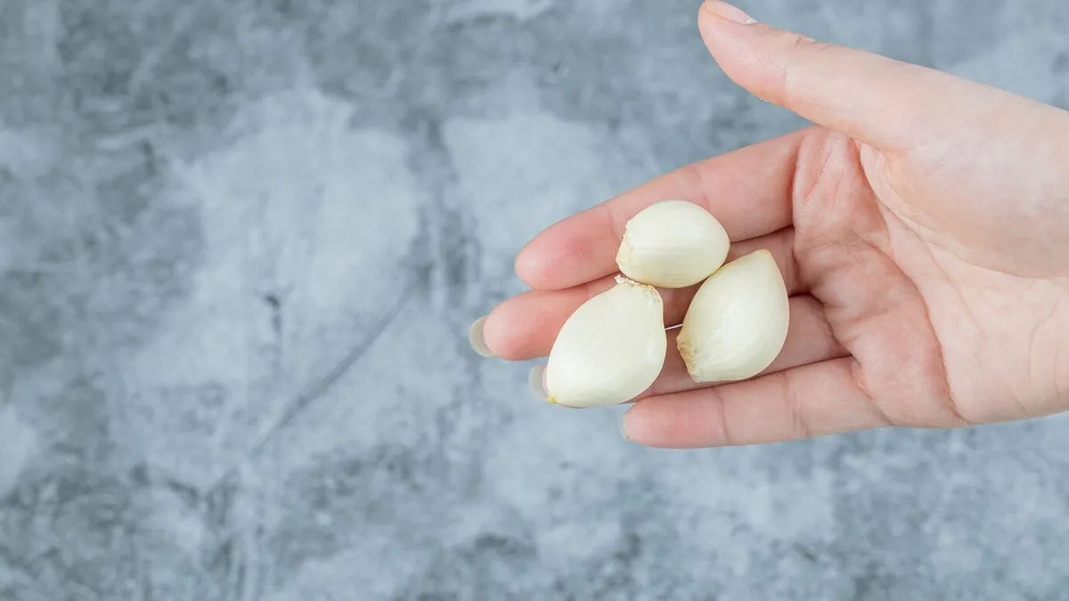 Sarımsak kokusunu anında kesiyor! Ellerinizi mis gibi kokutacak yöntem