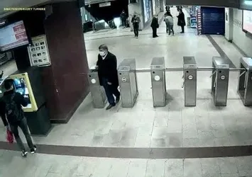 CHP Milletvekili Sezgin Tanrıkulu kendisiyle ilgilenmeyen güvenlik görevlisini işten attırdı! “Ekmekle oynamak bu kadar kolay mı?”